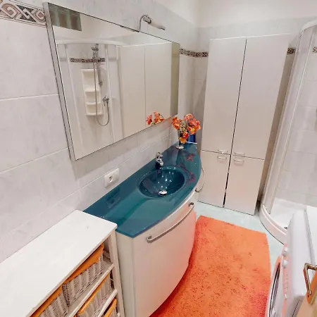 Agreable 2p Moderne En Centre-ville, Proche Avec Balcon, - Fr-1-196-333 * Menton